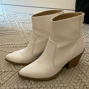 Size 7 white boots